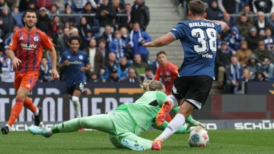 Schalkes Torwart Loris Karius rettet einen Schuss von Bielefelds Marius Wörl.  (Foto: Friso Gentsch/dpa)
