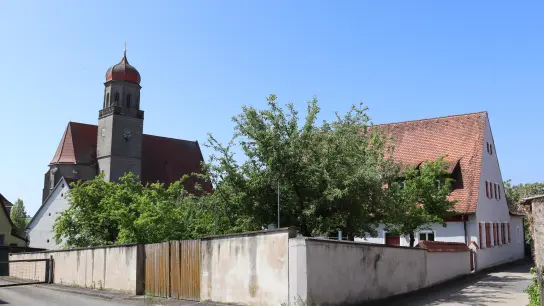 Die Kirche und das Gemeindehaus von Großlellenfeld sind Mittelpunkt des Franken-Tatorts. Das Gemeindehaus wurde im Film zum Pfarrhaus umfunktioniert. (Foto: Antonia Müller)