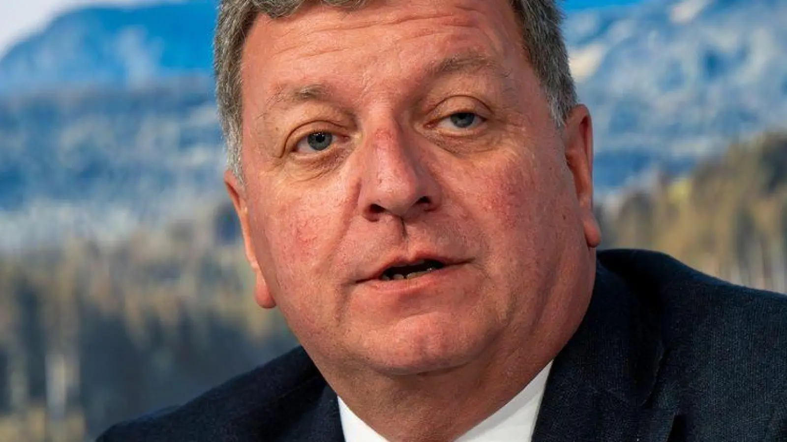 Bayerns Bauminister Bernreiter will bürokratische Hürden beim Wohnungsbau abschaffen. (Archivbild) (Foto: Peter Kneffel/dpa)