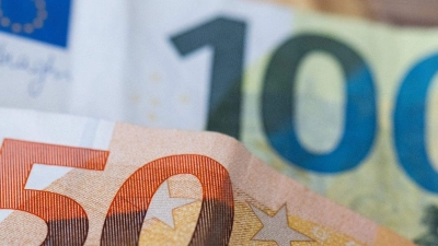 Euro-Banknoten liegen auf einem Tisch. (Foto: Boris Roessler/dpa)