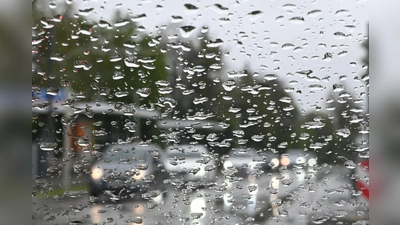 Regentropfen sammeln sich auf einer Scheibe. (Foto: Bernd Weißbrod/dpa/Symbolbild)