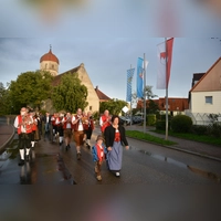 Festlicher Einzug zur Kirchweih: Von der Dorfkirche führt der Weg gemeinsam zur Rothachhalle. (Foto: Peter Tippl)