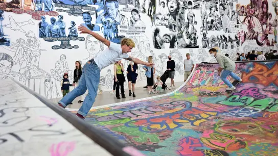 Skateboarder fahren in der documenta-Halle auf der Halfpipe, die Teil des Werks der Initiative Baan Noorg Collaborative Arts and Culture ist. (Foto: Uwe Zucchi/dpa)