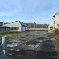 Jedem Neustädter wird es sofort auffallen: Was hat sich verändert auf dem Ziegler-Areal? Richtig: Nichts. Von den für den Herbst angekündigten Abbrucharbeiten keine Spur.  (Foto: Patrick Lauer )