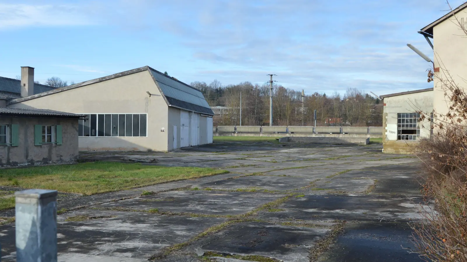 Jedem Neustädter wird es sofort auffallen: Was hat sich verändert auf dem Ziegler-Areal? Richtig: Nichts. Von den für den Herbst angekündigten Abbrucharbeiten keine Spur.  (Foto: Patrick Lauer )