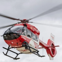 Ein Rettungshubschrauber suchte die Oberfläche der Donau ab. (Symbolbild) (Foto: Daniel Karmann/dpa)