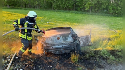 Bei dem Zusammenstoß brach Feuer aus. Die Wehren waren rasch zur Stelle, weil sie zufällig in der Nähe waren. (Foto: Kreisfeuerwehrverband NEA)