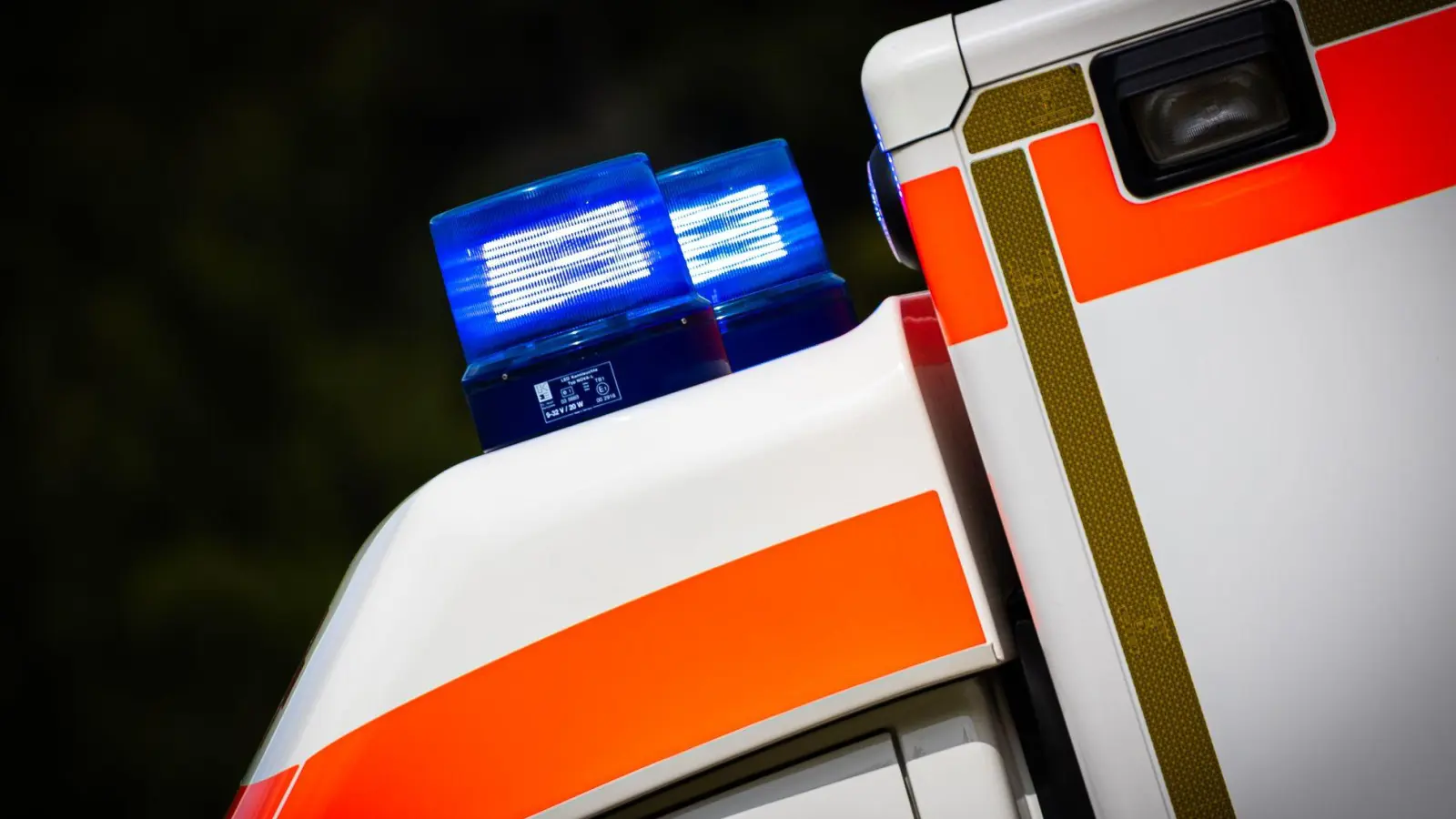 Mit einem anderen Rettungswagen wurden die drei Verletzten dann in ein Krankenhaus gebracht. (Symbolbild) (Foto: Moritz Frankenberg/dpa)