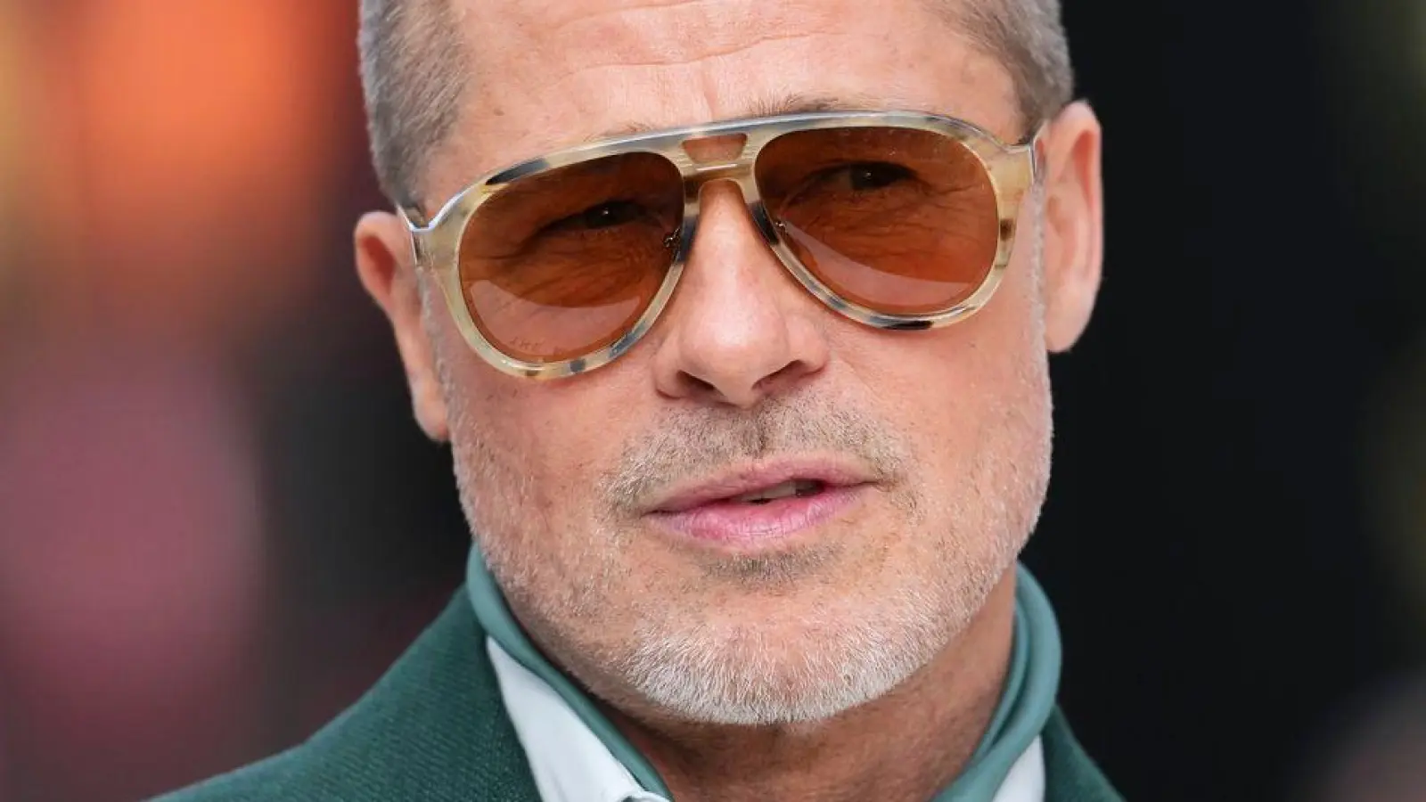 Am Montag erschien Brad Pitt auf der Premiere des Films „F1“ in London. (Foto: Scott A Garfitt/Invision/AP/dpa)