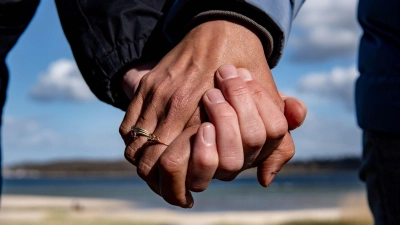 Die meisten Menschen wählen eine Partnerin oder einen Partner mit gleichem Bildungsniveau. (Symbolbild) (Foto: Axel Heimken/dpa)