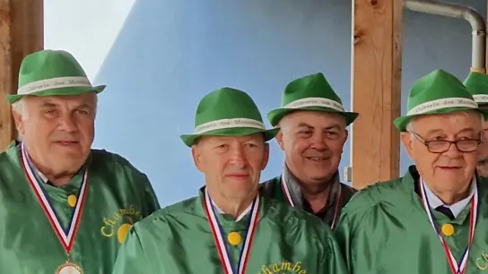 Ein sehr markantes Outfit durfte Bürgermeister Michael Trzybinski (Zweiter von links) anlegen. Er wurde in die Cidre-Bruderschaft der französischen Partnerstadt aufgenommen. (Foto: Christian Ehrmann)