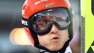 Karl Geiger spricht über die Norweger. (Foto: Daniel Karmann/dpa)