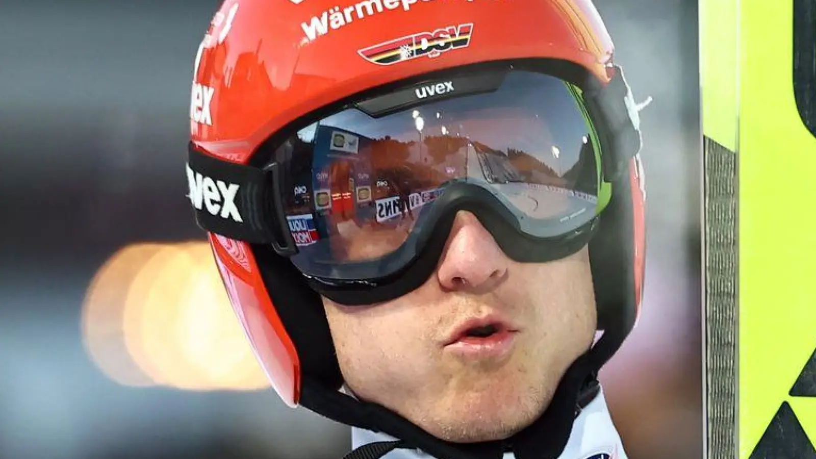 Karl Geiger spricht über die Norweger. (Foto: Daniel Karmann/dpa)