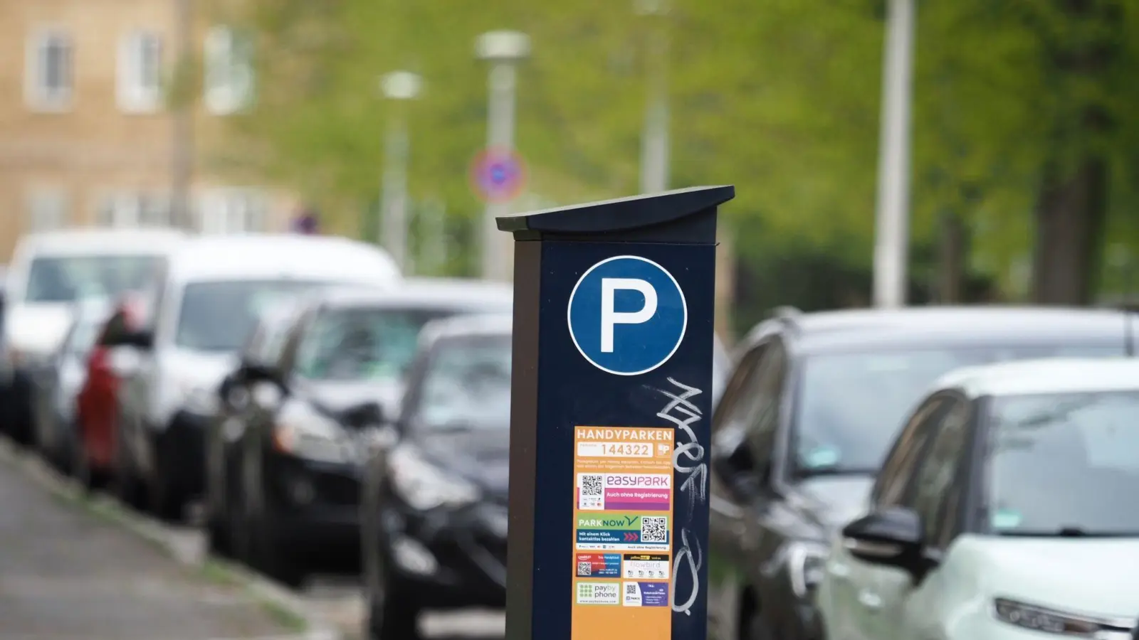 Die Deutsche Umwelthilfe fordert höhere Parkgebühren in Städten. (Foto: Soeren Stache/dpa/Archivbild)