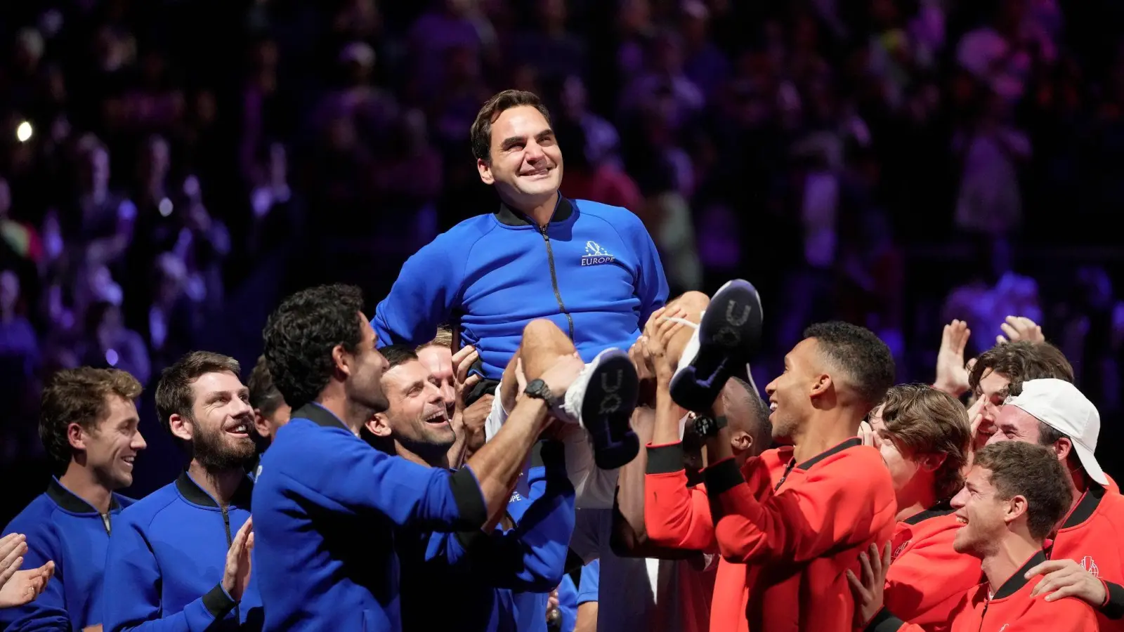 Trotz Niederlage wurde Roger Federer nach dem emotionalen letzten Spiel seiner Karriere gefeiert. (Foto: Kin Cheung/AP/dpa)