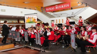 Der Rangau-Musikzug mit Anke Lechner am Dirigentenpult. Im Hintergrund lief eine Videodarbietung der Instrumente als Zeichentrick.  (Foto: Markus Steinbach)