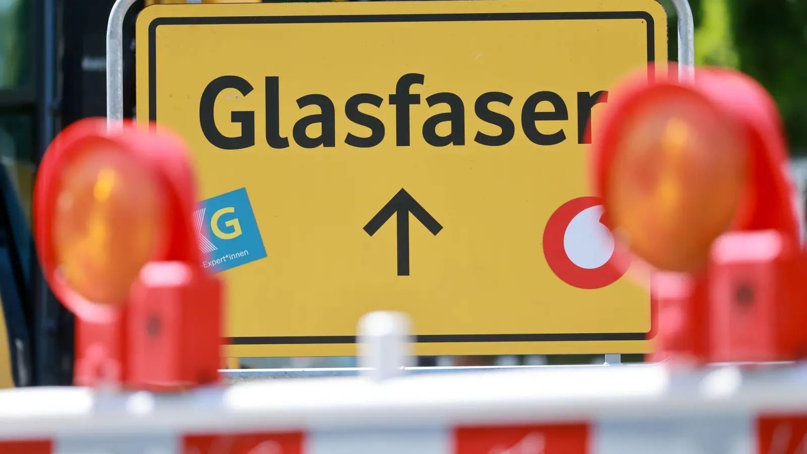 Hier wird Glasfaser verlegt, wie an einem Schild in Erfurt zu erkennen ist. (Foto: Michael Reichel/dpa)