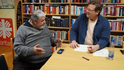 Jonathan Glaß (r.) berät Wilhelm Lunz (l.) beim Kauf eines neuen Mobiltelefons.  (Foto: Nicole Gunkel)