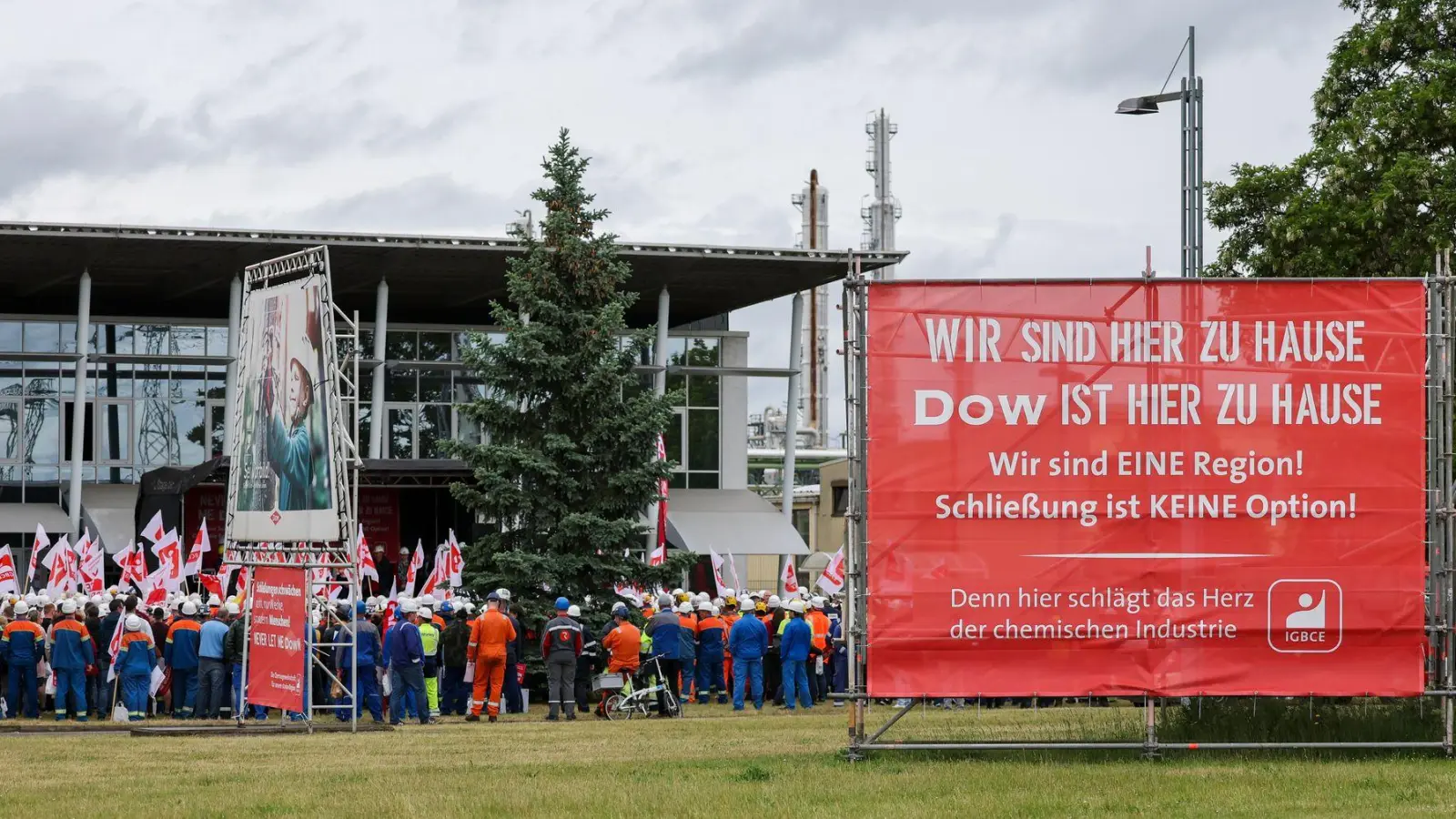 Probleme gibt es unter anderem in der Chemiebranche. (Archivbild) (Foto: Jan Woitas/dpa)