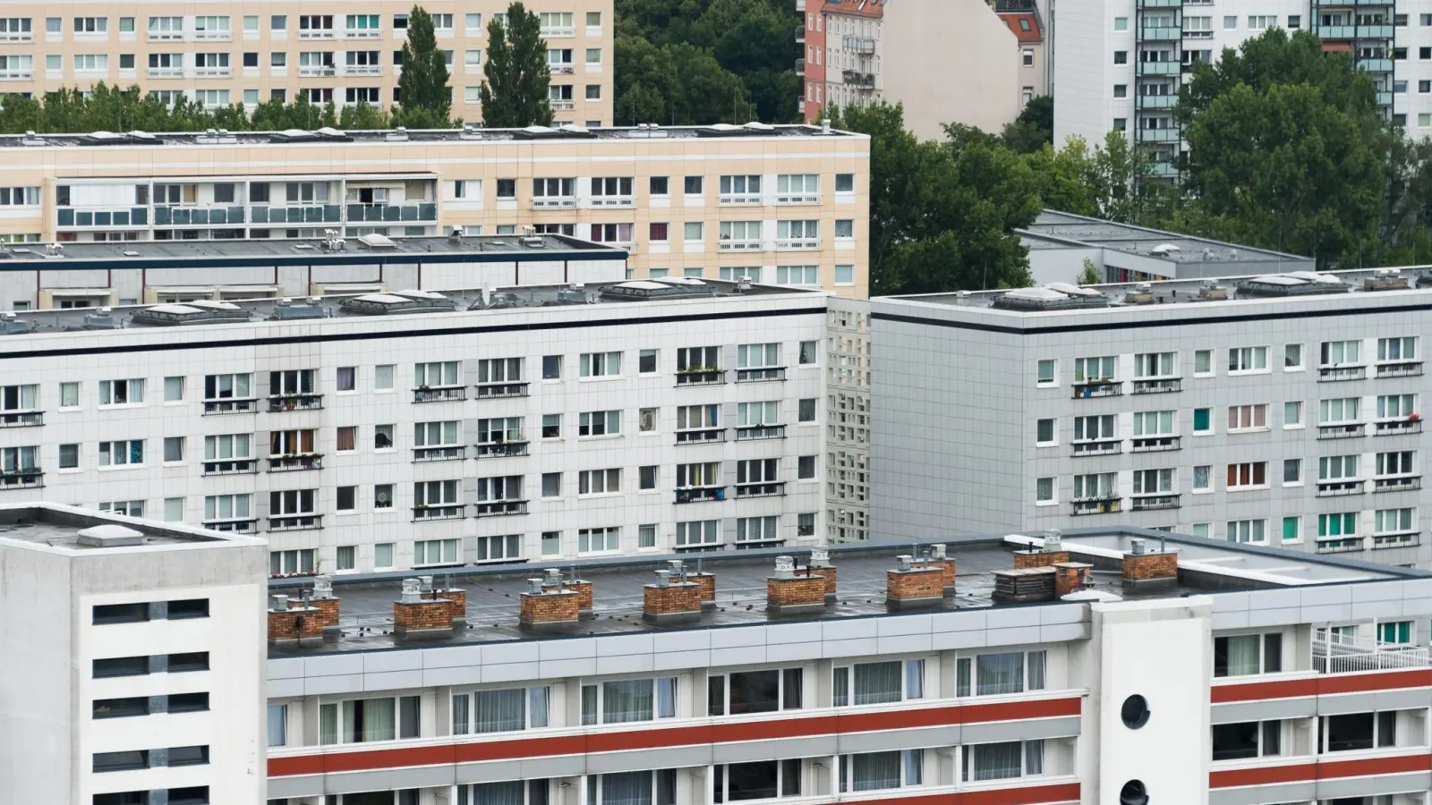 Die Jahresbeiträge für Wohngebäude könnzten nach Berechnungen um zwei bis dreistellige Summen steigen. (Foto: Lukas Schulze/dpa)