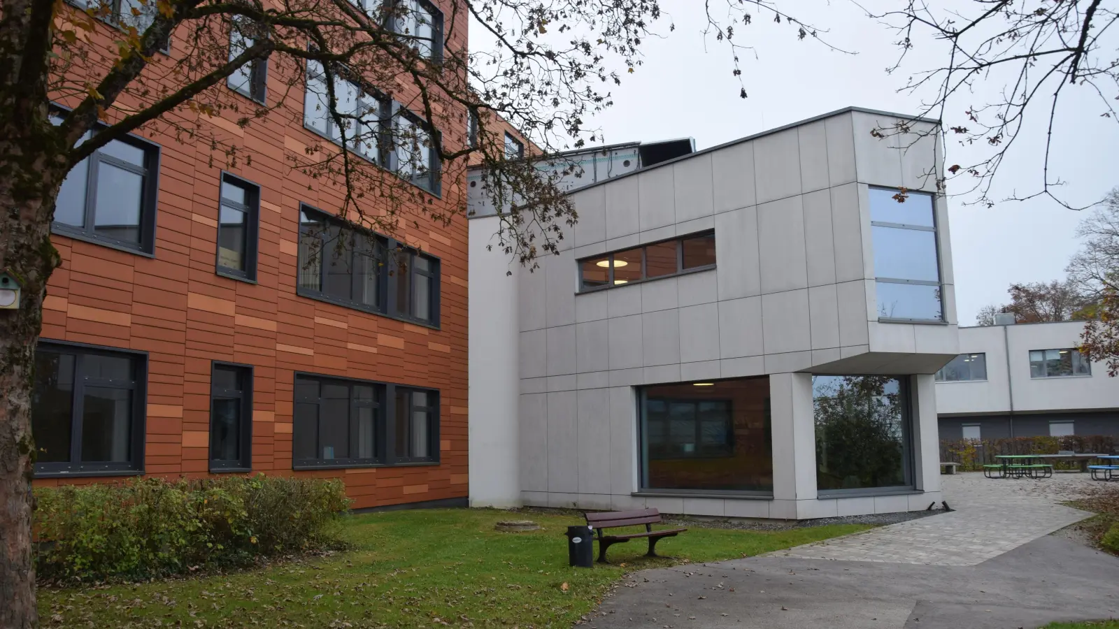 Auch ein Problem: In der städtischen Berufsschule ist das Dach undicht, bei Regen werden Eimer aufgestellt. (Foto: Florian Schwab)