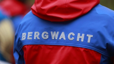 Der Schriftzug Bergwacht steht auf der Einsatzkleidung eines Bergwachtmitgliedes. (Foto: Matthias Bein/dpa)