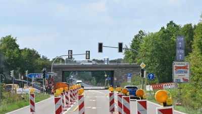 Überrascht wurden Autofahrer von der Sperrung der Auffahrt. Sie werden aus Richtung Colmberg nach Rothenburg geleitet.  (Foto: Manfred Blendinger)