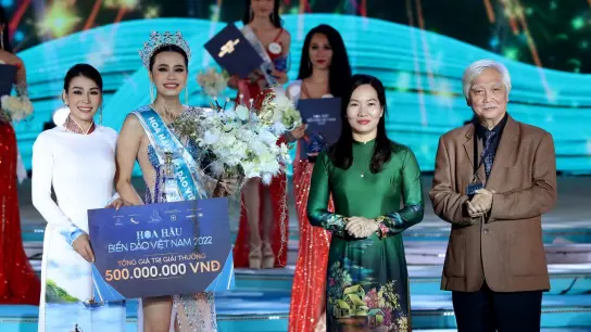 Dinh Nhu Phuong, 21, wird zur „Miss Sea and Island Vietnam 2022“ gekrönt. Der Schönheitswettbewerb fand in Ha Long City in der Provinz Quang Ninh statt. (Foto: Ly Vo Phu Hung/Miss Sea and Island Vietnam 2022/dpa)