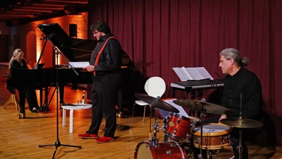 Spürten der Musikhistorie der DDR nach: die Pianistin Ragna Schirmer, Axel Ranisch als Rezitator und der Schlagzeuger Matthias Daneck. (Foto: Elke Walter)