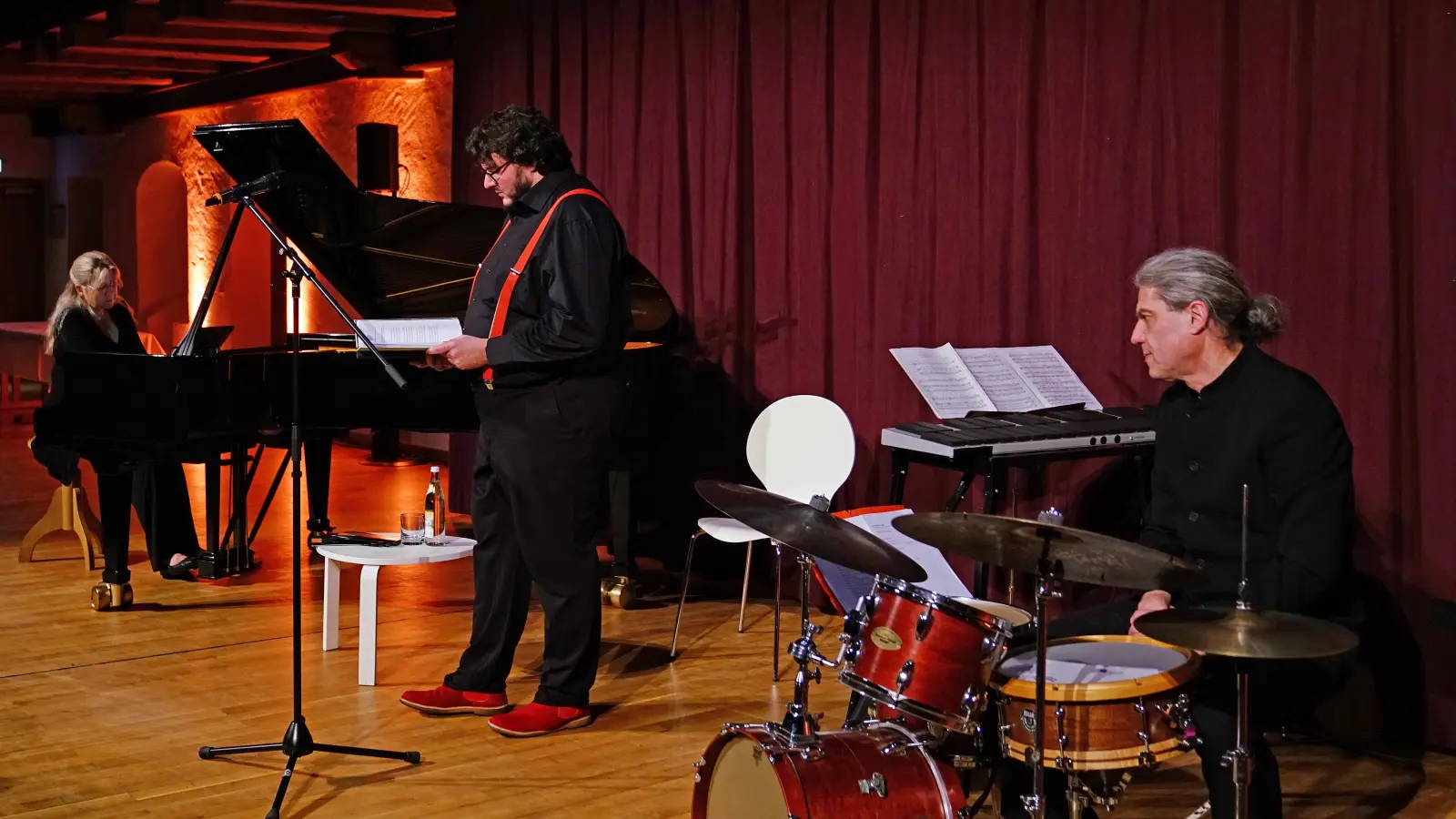 Spürten der Musikhistorie der DDR nach: die Pianistin Ragna Schirmer, Axel Ranisch als Rezitator und der Schlagzeuger Matthias Daneck. (Foto: Elke Walter)