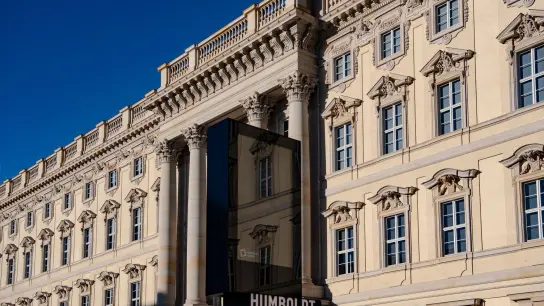 „Das Humboldt Forum ist eine Baustelle und bleibt es auch“, sagt Kulturstaatsministerin Claudia Roth. (Foto: Paul Zinken/dpa)