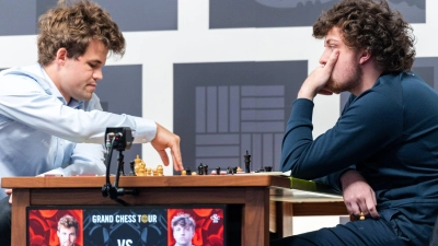 Weltmeister Magnus Carlsen (l) im Schach-Duell mit Hans Niemann. (Foto: Crystal Fuller/Saint Louis Chess Club/dpa)