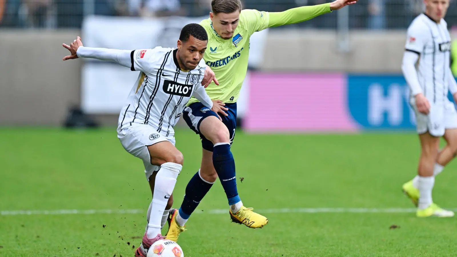 Elversberg verliert gegen Hertha. (Foto: Uwe Anspach/dpa)