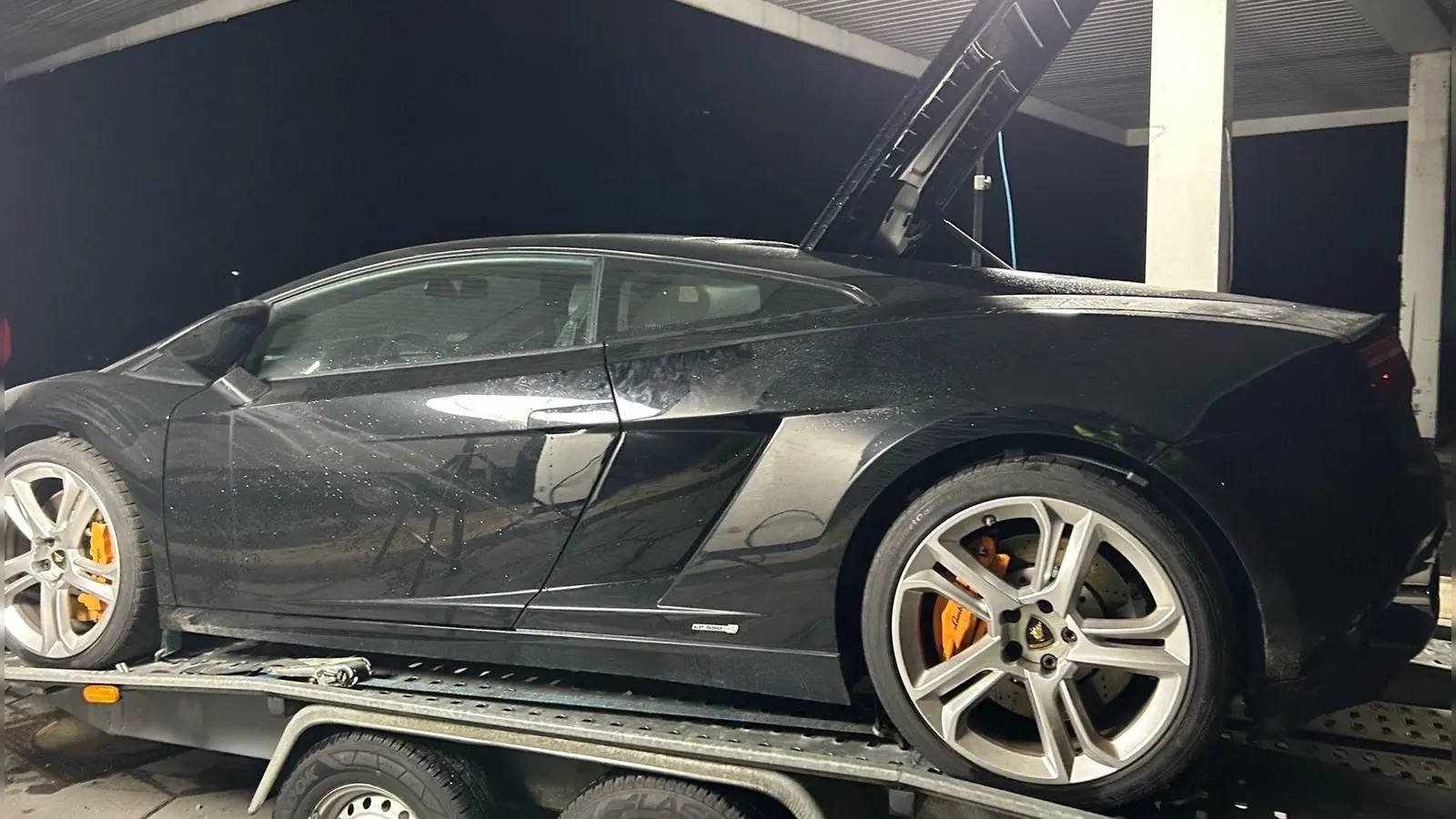 Die Autos kamen häufig aus der Schweiz und sollten nach Osteuropa gebracht werden.  (Foto: -/Zoll/CCBY/dpa)