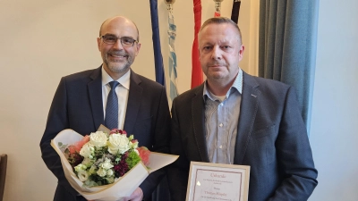 Als dritter Bürgermeister abgelöst wurde Thomas Härpfer (rechts). Bürgermeister Markus Liebich würdigte seinen bisherigen zweiten Stellvertreter. (Foto: Wolfgang Grebenhof)