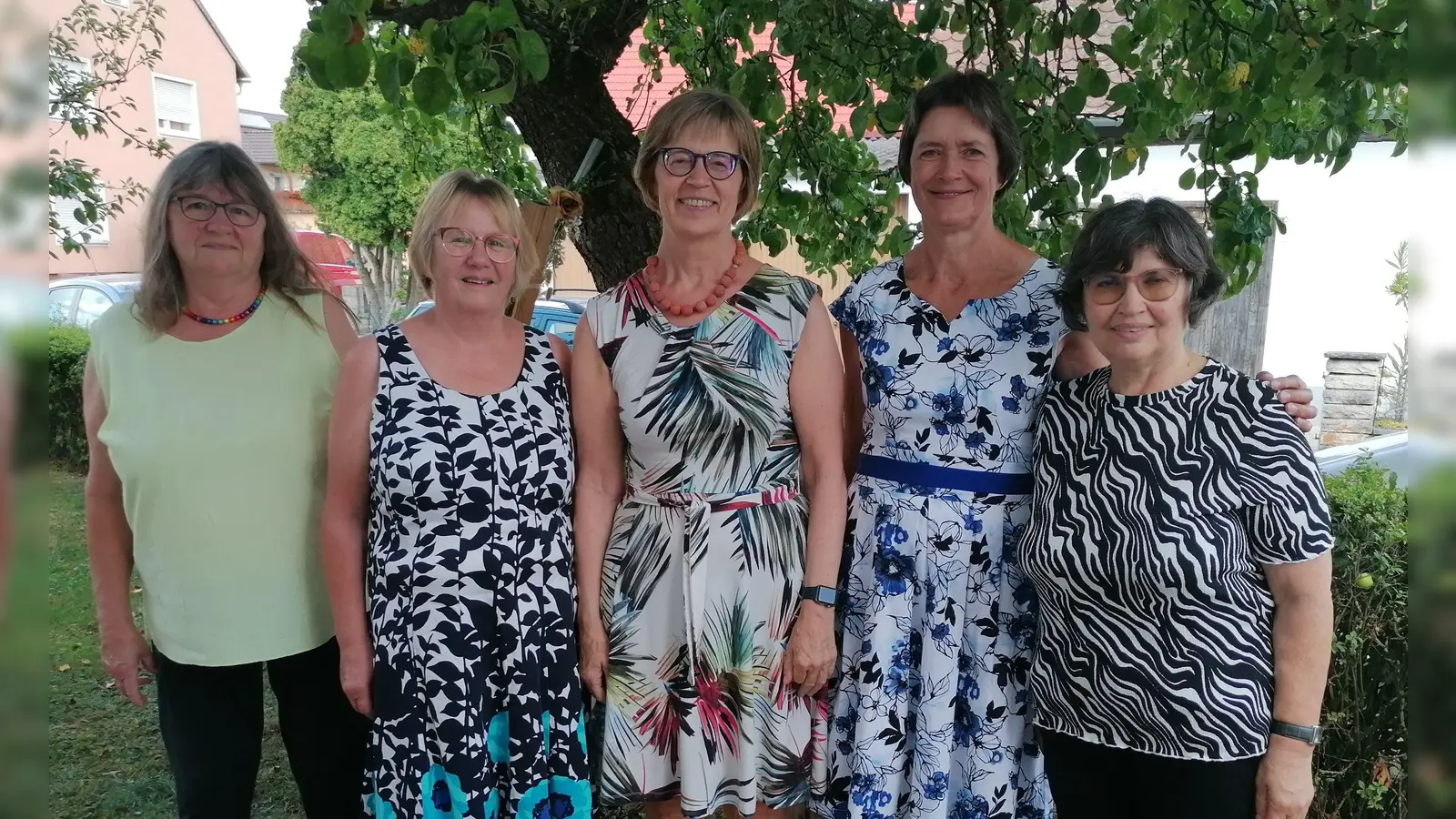 Die Ideengeberin, Regionalbischöfin Gisela Bornowski (Mitte), feierte in Dorfkemmathen mit Heidi Breit, Monika Rieß, Renate Früh und Irmi Kümpflein (von links) die erfolgreiche Entwicklung des gemeinsamen Seniorenkreises. (Foto: Friedrich Zinnecker)