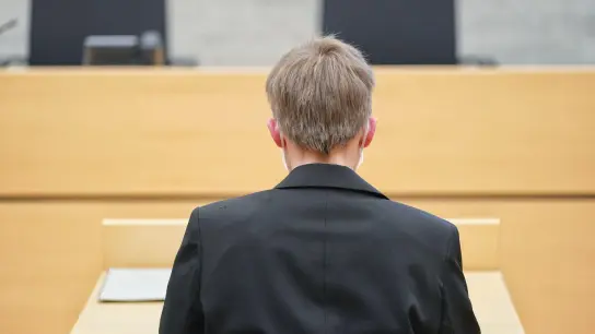 Die Ordensschwester Ordensschwester sitzt vor Prozessbeginn im Anfang Juni im Amtsgericht Würzburg. (Foto: Nicolas Armer/dpa/Archivbild)