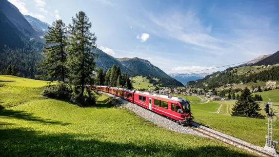 Die Albula-Linie der Rhätischen Bahn gehört zum Unesco-Weltkulturerbe. (Foto: Andrea Badrutt/Räthische Bahn/dpa-tmn)