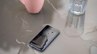 Hat das Smartphone eine unfreiwillige Dusche abbekommen, hilft Silica-Gel, die Feuchtigkeit zu binden. (Foto: Zacharie Scheurer/dpa-tmn/dpa)