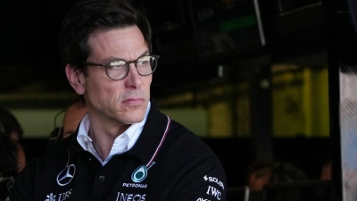 Teamchef Toto Wolff kommt mit seinem Mercedes-Team nicht voran. (Foto: Asanka Brendon Ratnayake/AP)