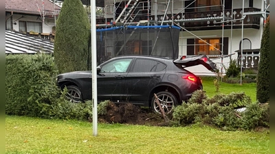 Die mutmaßlichen Einbrecher bauten auf ihrer Flucht einen Unfall.  (Foto: Dominik Bartl/dpa)