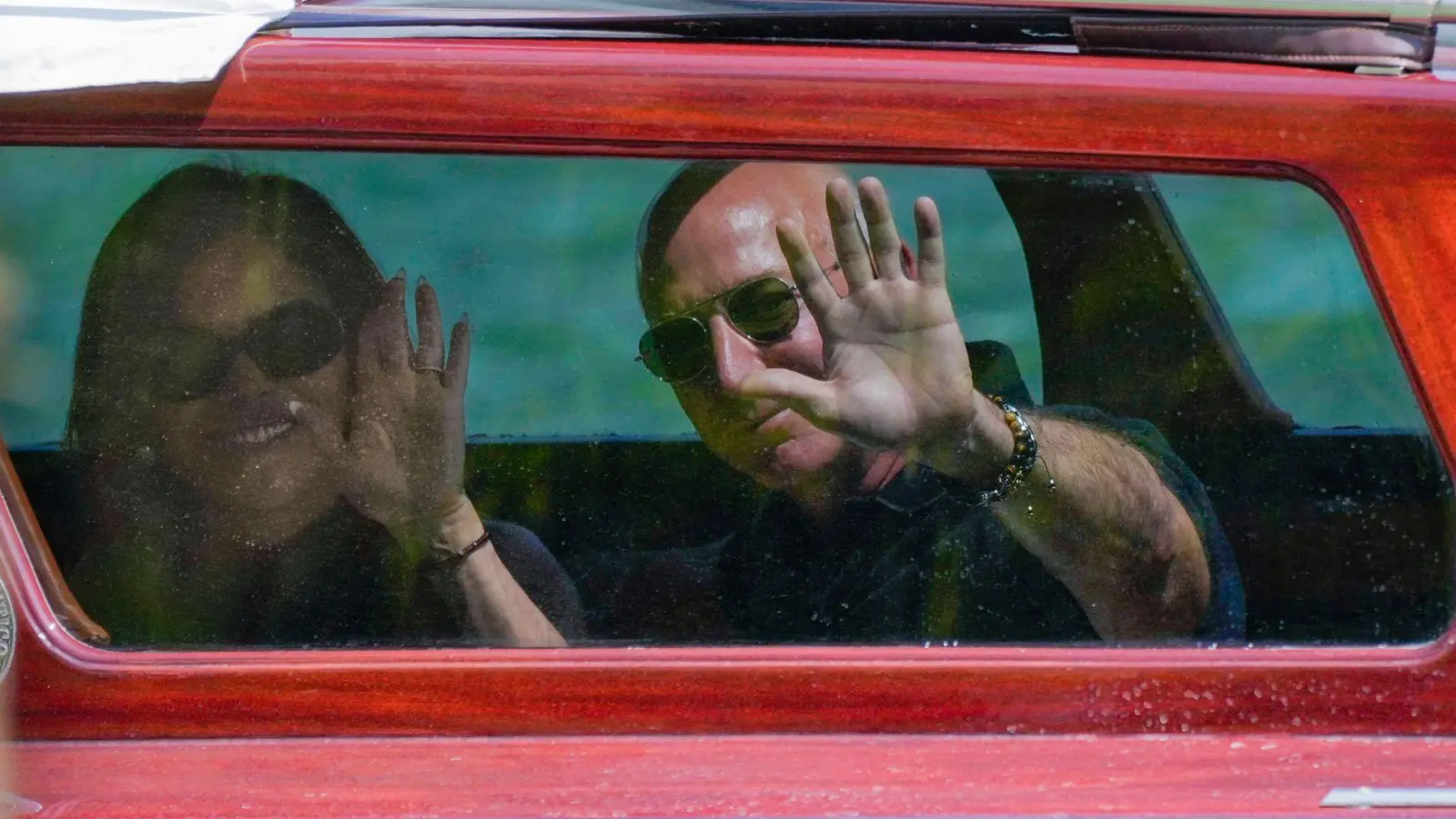 Jeff Bezos und Lauren Sanchez vor ihrer Hochzeit in Venedig. (Foto: Luca Bruno/AP/dpa)
