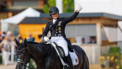 Isabell Werth freut sich auf ihrem Pferd Wendy über ihre gelungene Kür. (Foto: Stefan Lafrentz/dpa)