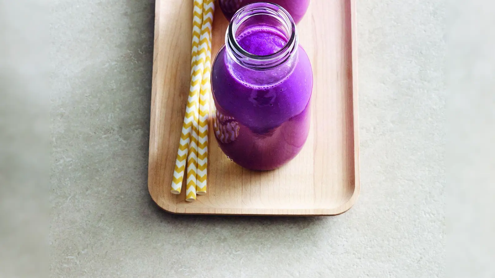 Die Farbe des lila Smoothies sieht toll aus. Zu schön um nicht künstlich zu sein? Nein. Der Mix aus Rotkohl und Clementinen ist ganz natürlich.  (Foto: Coco Lang/Gräfe und Unzer/dpa-tmn)