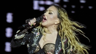 Madonna tritt in der letzten Show ihrer „The Celebration Tour” am Strand der Copacabana auf. (Foto: Silvia Izquierdo/AP)