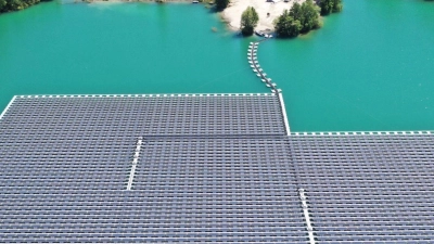 Eine schwimmende Photovoltaik-Anlage auf einem Baggersee. (Foto: Benedikt Spether/dpa)