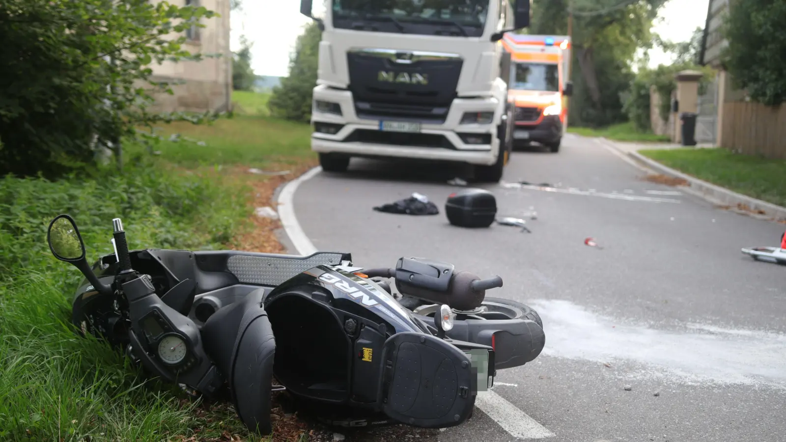 Bei einem Unfall in Leutershausens Stadtteil Anzenhofen wurde am Montagabend eine 17 Jahre alte Rollerfahrerin schwer verletzt. (Foto: News5/Markus Zahn)