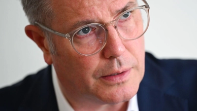 Ministerpräsident Alexander Schweitzer will ein einheitliches Deutschlandticket mit Passfoto. (Archivbild) (Foto: Arne Dedert/dpa)