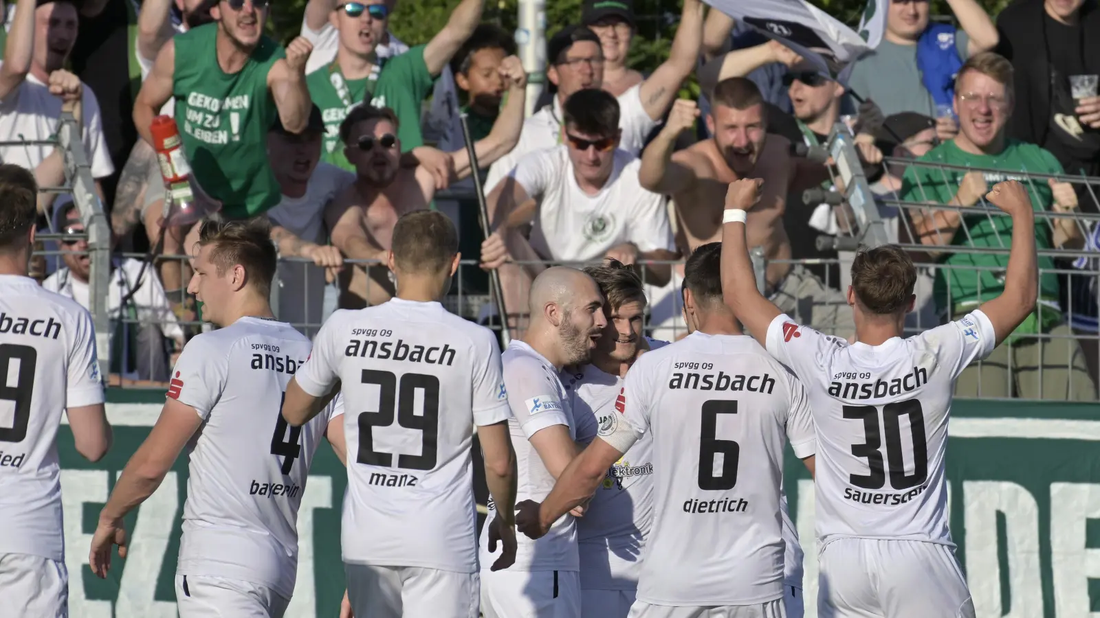 In Jubelpose: Nach zwei Siegen über Gebenbach geht es für die Ansbacher in die entscheidende Phase der Relegation. (Foto: Martin Rügner)