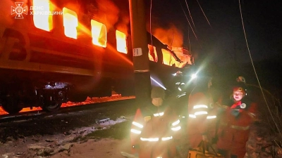 Russland schoss Drohnen auf einen Passagierzug.  (Foto: -/Ukrainian Emergency Service/dpa)